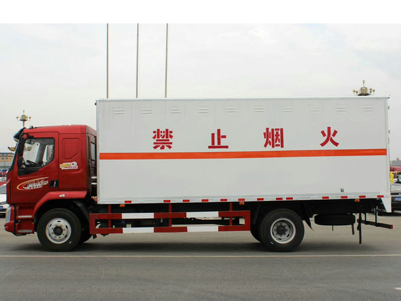 柳汽乘龙6.6米（额载10.6吨）气体厢式车